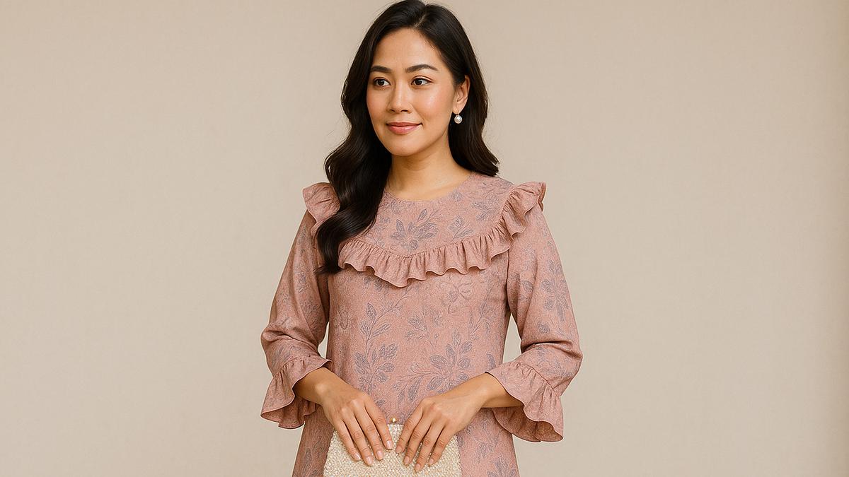 7 Inspirasi Atasan Batik untuk Kondangan dengan Bawahan Celana Panjang, Modis dan Tetap Anggun