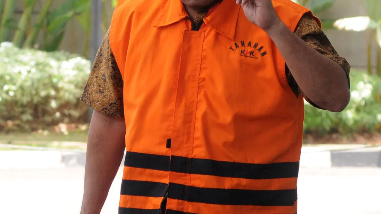 Tertunduk, Bupati Tulungagung Nonaktif Jalani Pemeriksaan KPK