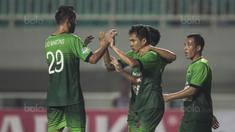 Para pemain PS TNI merayakan gol yang dicetak Erwin Ramdani ke gawang Semen Padang pada laga Liga 1 di Stadion Pakansari, Bogor, Minggu (30/7/2017). PS TNI menang 2-1 atas Semen Padang. (Bola.com/Vitalis Yogi Trisna)