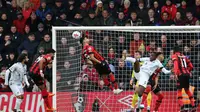 Kerja keras penyerang Bournemouth, Dominic Solanke (9) yang membantu pertahanan timnya dari serangan Liverpol dalam lanjutan Premier League 2022/2023, Sabtu (11/3/2023) malam WIB. (AFP/Steve Bardens)