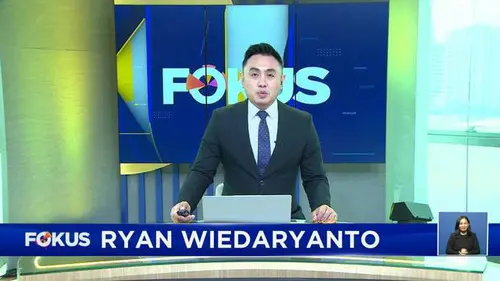 Fokus : Rombongan Guru SD di Merangin Menyeberangi Jembatan Rusak