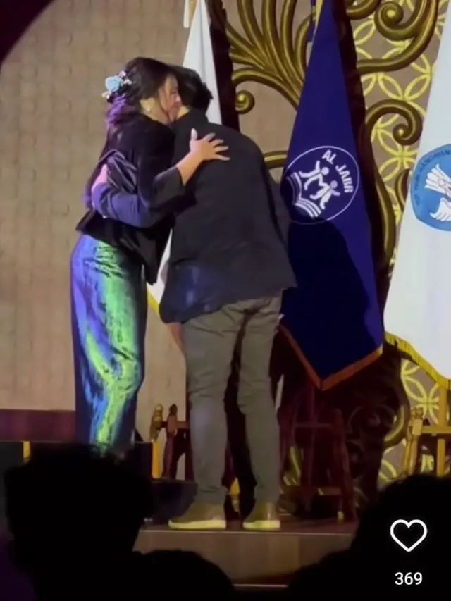 6 Potret Alleia Nyanyi Bareng Ariel Noah, Ayah Anak Sama-Sama Berkarisma