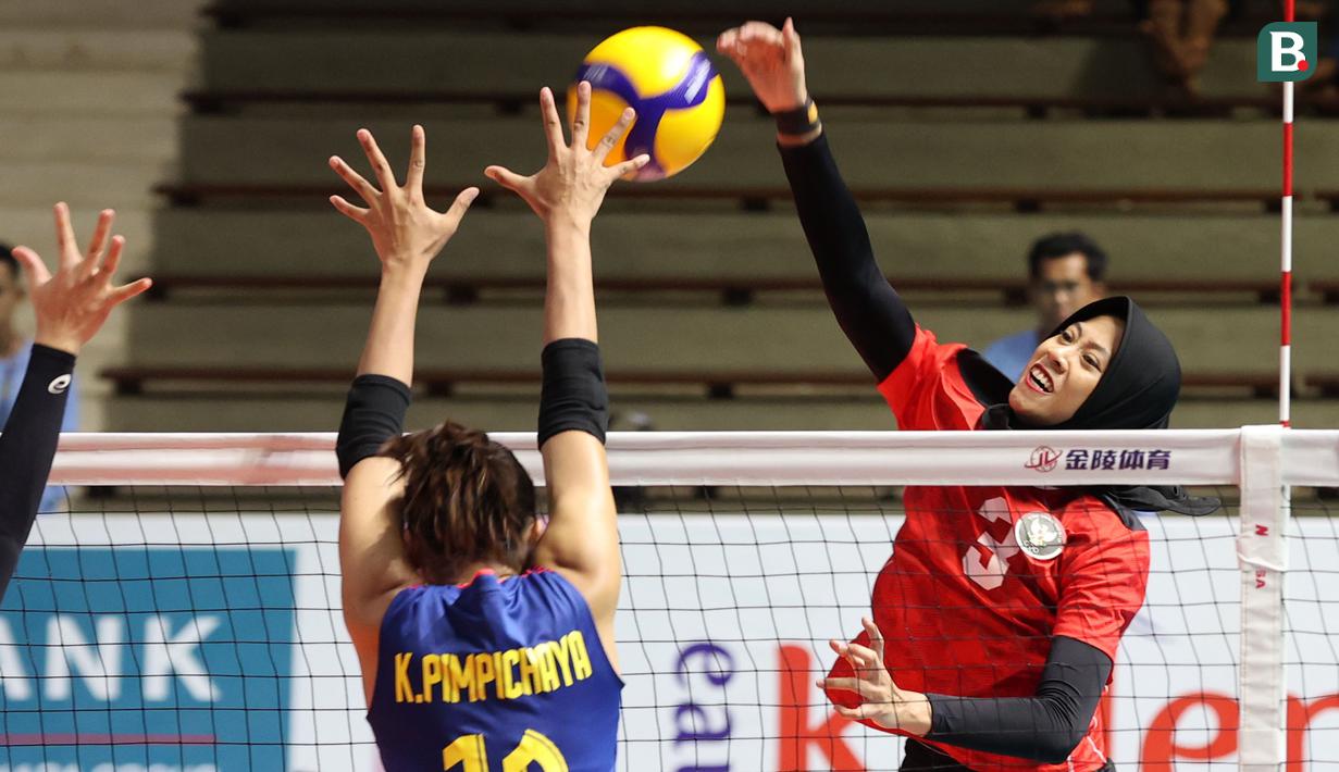 Pemain Timnas Bola Voli Putri Indonesia, Megawati Hangestri Pertiwi melakukan spike ke arah pemain Timnas Bola Voli Putri Thailand saat laga Grup A Bola Voli Putri SEA Games 2023 di Olympic Complex Indoor Main Hall, Phnom Penh, Kamboja, Selasa (09/05/2023). (Bola.com/Abdul Aziz)