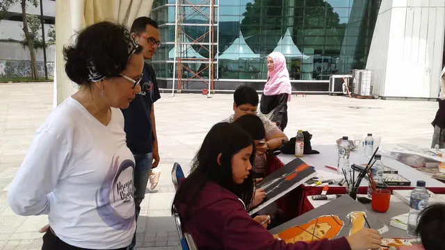 Maulani A. Rotinsulu, ketua umum Himpunan Wanita Disabilitas Indonesia, melihat lomba melukis dalam acara "Perempuan Disabilitas Mengubah Dunia", di Jakarta, Kamis (9/3).