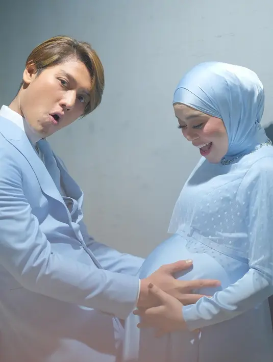 Foto berdua dengan sang suami sebelum kelahiran buah hati, Lesty Kejora kembali mengenakan outfit monokrom. Kali ini nuansa serba biru dengan dress panjang polos, yang kembali dihiasi cape dan hijab yang senada. Foto: Instagram.