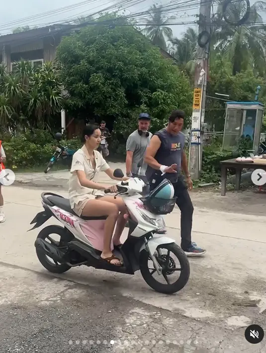 Tampil mengenakan seragam karyawan hotel yang sederhana, Lisa pun tampak jauh berbeda dari penampilan glamornya di atas panggung. Ekspresi wajahnya yang serius menunjukkan komitmennya untuk memerankan karakter Mook dengan baik dan totalitas. (Liputan6.com/IG/@lalalalisa_m)