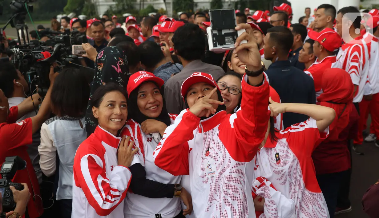 Sejumlah atlet perempuan berswafoto saat pelepasan Kontingen Indonesia untuk SEA Games 2019 Filipina di Istana Bogor, Jawa Barat, Rabu (27/11/2019). Sebanyak 841 atlet Indonesia akan berlaga di 52 cabang olahraga pada ajang multievent olahraga terbesar se-Asia Tenggara. (Liputan6.com/Angga Yuniar)