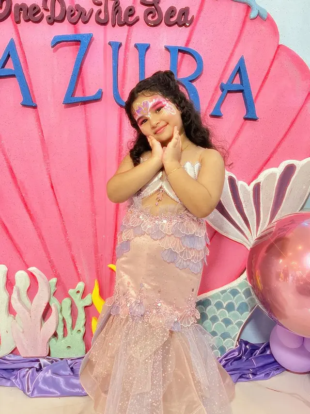 Gaya Publik Figur Hadir di Ulang Tahun Azura ke-1 Anak Kedua Atta Halilintar dan Aurel Hermansyah.