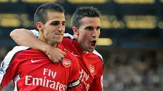 Selebrasi gol dari gelandang Arsenal, Cesc Fabregas (kiri) bersama Robin Van Persie dalam gala Liga Premier antara Everton dan Arsenal di Goodison Park, Liverpool, 15 Agustus 2009. AFP PHOTO/ANDREW YATES