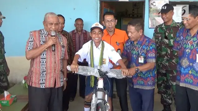 Joni, bocah NTT yang sempat viral karena memanjat tiang bendera saat 17 Agustus 2018 mendapat kiriman sepeda dari Presiden Jokowi.