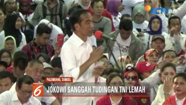 Saat kampanye terbuka di Palembang, Sumatera Selatan, Joko Widodo beri tanggapan tentang Prabowo Subianto yang menyatakan kekuatan TNI lemah.