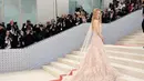 Nicole Kidman menyempurnakan tema dengan gaun arsip Chanel Haute Coutre. Bisa dilihat dalam kampanye Chanel No.5 pada tahun 2004. [@themetgalaofficial]