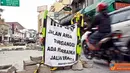 Citizen6, Bandung: Kendaraan bermotor melintasi jalan yang sedang diperbaiki di kawasan Braga, Kota Bandung, Minggu (3/4). Perbaikan jalan tersebut menyebabkan kemacetan lantaran penyempitan jalan. (Pengirim: Aries rachmandy)