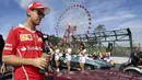 Pebalap Ferrari, Sebastian Vettel  saat santai pada sat balapan F1 GP Jepang di Sirkuit Suzuka, (8/10/2017). Vettel menempati peringkat kedua klasemen dengan 247 poin. (AP/Eugene Hoshiko)