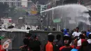 Petugas membubarkan massa dengan mengunakan water canon saat penggusuran Kampung Pulo, Jakarta, Kamis (20/8/2015). Penggusuran pemukiman Kampung Pulo dilakukan oleh 2.200 personel gabungan untuk normalisasi Sungai Ciliwung. (Liputan6.com/Herman Zakharia)