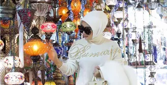 Penyanyi Syahrini mengaku nyaman dengan mengenakan hijab. Namun, pelantun Sesuatu itu masih belum tahu kapan ia memutuskan untuk menutup auratnya. (Instagram/princessyahrini)