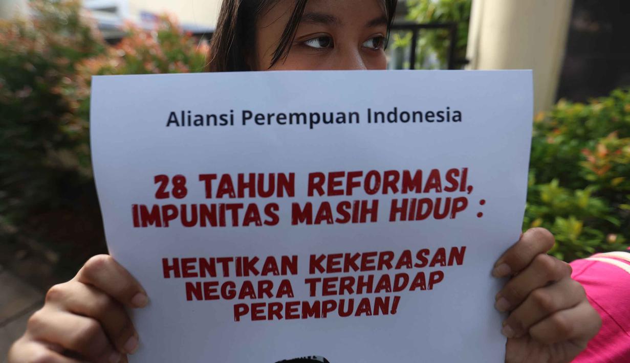 Aliansi Perempuan Indonesia (API) saat menggelar aksi unjuk rasa memperingati 28 tahun Reformasi di depan kantor Komisi Nasional (Komnas) Hak Asasi Manusia (HAM), Jakarta, Selasa (19/5/2026). (Kapanlagi.com/Budy Santoso)