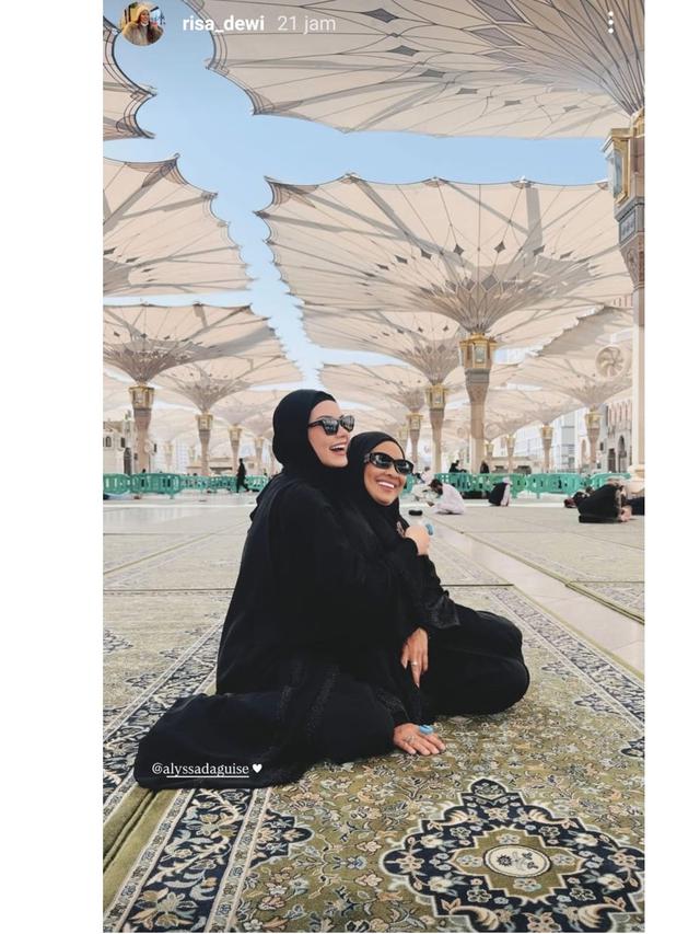 6 Potret Alyssa Daguise dan Risa Dewi Sang Ibunda, Bahagia Jalani Umrah Bareng