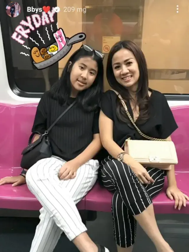 Jarang Tersorot, Ini 6 Momen Kebersamaan Tante Ernie dan Anak Perempuannya