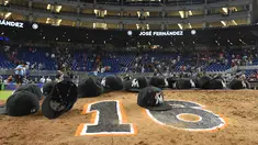 Tim Bisbol Miami Marlins memberikan penghormatan kepada salah satu pemainnya Jose Fernandez yang meninggal dalam sebuah kecelakaan di pantai Miami di Marlins Park, Senin (26/9). (Reuters/ Jasen Vinlove/ USA TODAY Sport)