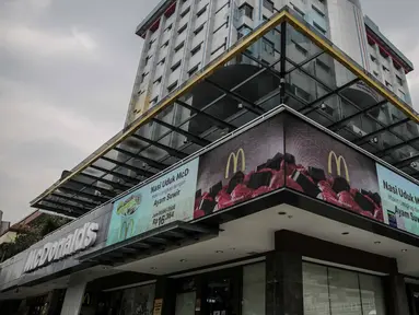 Suasana gerai makanan cepat saji McDonals's komplek pusat perbelanjaan Sarinah, Jakarta, Jumat (8/5/2020). Gerai pertama McDonals's di Indonesia yang telah beroperasi hampir 30 tahun itu akan ditutup permanen pada 10 Mei 2020. (Liputan6.com/Faizal Fanani)