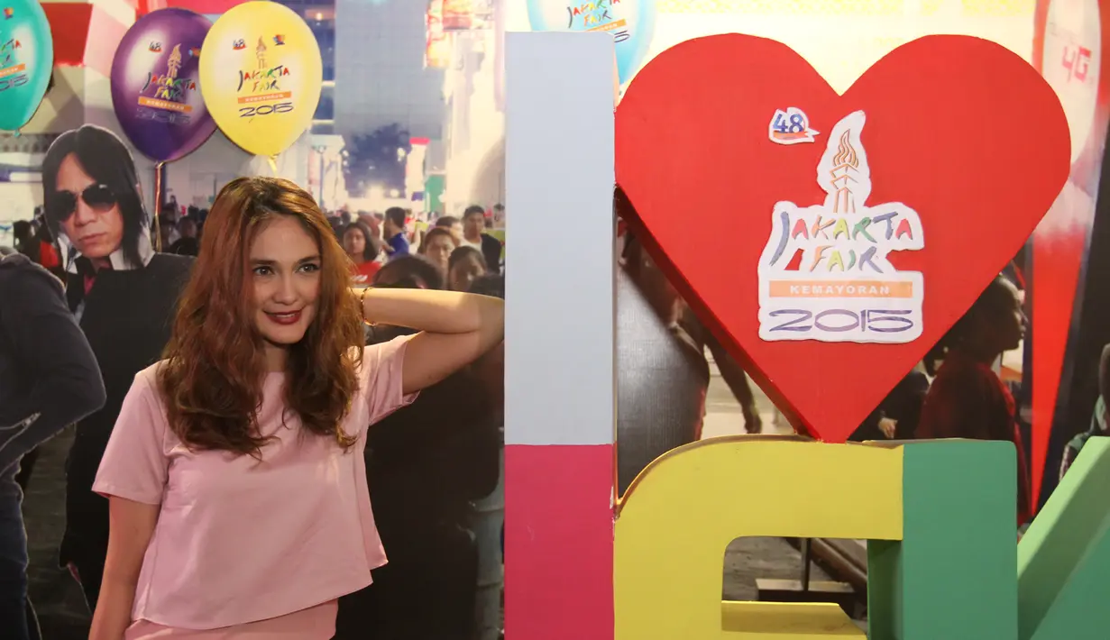 Masuk melalui pintu 2 Gambir Expo, Luna Maya disambut oleh panitia penyelenggara Jakarta Fair.  (Fathan Rangkuti/Bintang.com)