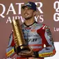 Momen pembalap Gresini, Fabio Di Giannantonio finis pertama pada balapan MotoGP Qatar. (KARIM JAAFAR / AFP)