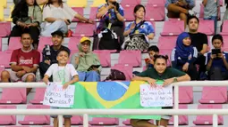 Suporter Timnas Brasil U-17 hadir mendukung timnya saat melawan Timnas Ekuador U-17 dalam pertandingan babak 16 Besar Piala Dunia U-17 di Stadion Manahan, Solo, Senin (20/11/2023). (Bola.com/Arief Bagus)