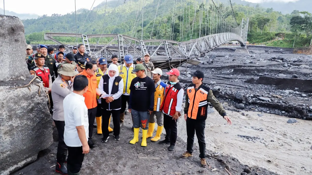 Khofifah saat meninjau lokasi banjir lahar dingin Semeru di Lumajang. (Istimewa)