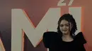 Rambut keriting yang ikonik pun kembali diperlihatkan Amora. Kali ini, rambut hitam keriting dikuncir model mengembang dengan poni belah dia membingkai wajah. [@krisdayanti_official]