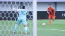 Pemain Borneo FC, Mariano Peralta, benar-benar menjadi momok bagi lini pertahanan Persita Tangerang pada laga pekan ke-24 BRI Liga 1 2024-2025 di Stadion Indomilk Arena, Tangerang, Sabtu (22/2/2025). Dengan gerakan yang lincah dia mampu melewati bek-bek Persita. (Bola.com/M Iqbal Ichsan)