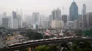 Pemandangan saat kabut asap pekat menyelimuti Kuala Lumpur, Malaysia, Sabtu (14/9/2019). Kabut asap yang menyelimuti Kuala Lumpur dalam beberapa hari terakhir diakibatkan oleh kebakaran hutan. (AP Photo/Vincent Thian)