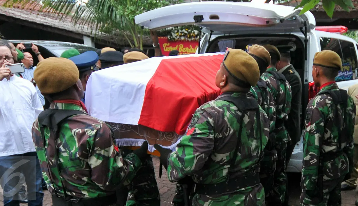 Jenazah almarhum Suhardiman dimasukkan ke dalam ambulan, Jakarta, Senin (14/12/2015). Almarhum disemayamkan dengan cara militer dan akan makamkan di pemakaman Evegreen, Bogor, Jawa Barat (Liputan6.com/Yoppy Renato)