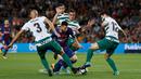 Penyerang Barcelona, Lionel Messi (tengah) berusaha melewati tiga pemain Eibar saat bertanding pada pertandingan La Liga Spanyol di stadion Camp Nou di Barcelona, Spanyol, (19/9). Barcelona menang telak 6-1 atas SD Eibar. (AFP Photo/Pau Barrena)