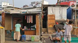 Aktivitas warga di Kampung Muka, Ancol, Jakarta, Selasa (5/11/2019). Pemprov DKI Jakarta mengusulkan anggaran konsultan penataan kampung kumuh sebesar Rp 556 juta per rukun warga (RW) pada rancangan APBD 2020. (Liputan6.com/Herman Zakharia)