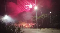 Bentrok warga vs mahasiswa Makassar, diwarnai saling tembak kembang api dan pelemparan molotov (Liputan6.com/Fauzan)