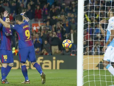 Pemain FC Barcelona, Luis Suarez dan Lionel Messi merayakan gol saat melawan Deportivo Coruna pada lanjutan La Liga Santander di Camp Nou stadium, Barcelona, (17/12/2017). Barcelona menang 4-0. (AP/Manu Fernandez)