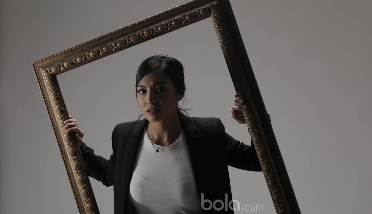 Berbagai acara olahraga, mulai dari motorsport hingga sepak bola pernah dipandu oleh Venilia Agik. (Bola.com/Vitalis Yogi Trisna)