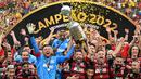 Para pemain Flamengo merayakan kemenangan setelah keluar menjadi pemenang di ajang Copa Libertadores setelah mengalahkan Athletico Paranaense pada laga final yang berlangsung di Guayaquil, Ekuador, 29 Oktober 2022. (AFP/Luis Acosta)