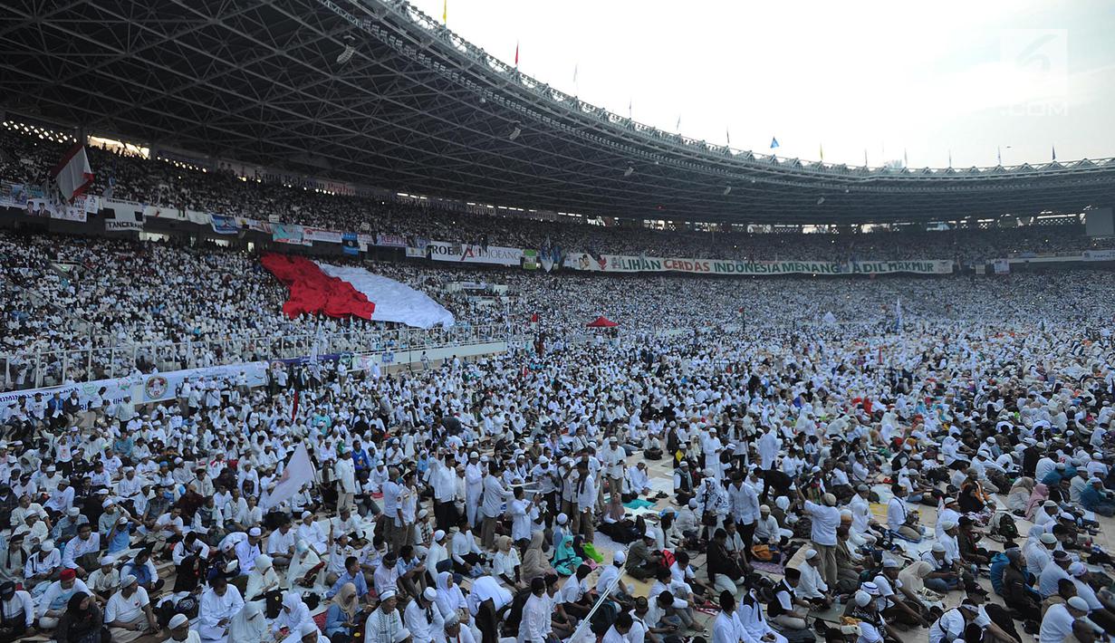 Bendera merah Putih raksasa terlihat  dalam kampanye akbar pasangan capres-cawapres nomor urut 02 Prabowo Subianto - Sandiaga Uno di Stadion Utama Gelora Bung Karno (SUGBK), Jakarta, Minggu (7/4/2019). Kampanye itu diikuti ribuan simpatisan pendukung Prabowo-Sandi. (merdeka.com/Arie Basuki)