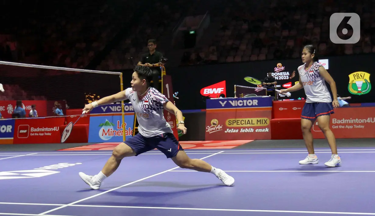 Pebulu tangkis ganda putri Indonesia, Apriyani Rahayu/Febi Setianingrum mengembalikan kok ke arah lawannya Chang Ching Hui/Yang Ching Tun (Taiwan) pada babak 32 besar Kapal Api Indonesia Open 2025 di Istora Senayan, Gelora Bung Karno, Jakarta, Selasa (3/6/2025). (Liputan6.com/Herman Zakharia)