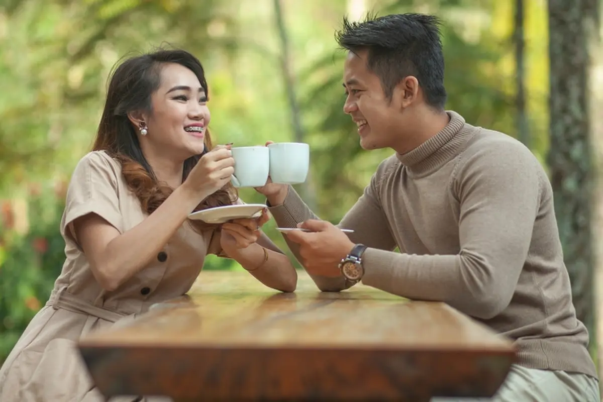 couple bahagia kencan romantis