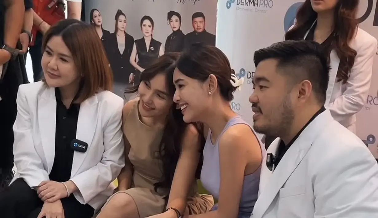 Rambut panjang Ayu terlihat ditata kepang atas dengan bagian bawah wavy dan poni belah dua. Amanda Manopo tampak simple mengikat rambut dengan jedai putih tanpa poni. [@ayutingting92]