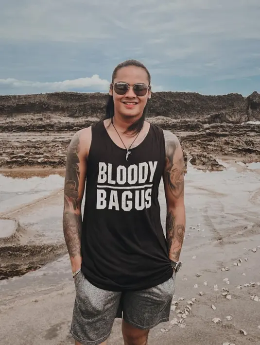Renaga Tahier yang juga berkecimpung di dunia musik seperti Ferdy Element memang kerap pamer tato di lengan. Tato tersebut juga disebut terinspirasi dari ayahnya. Dalam beberapa tangkapan layar chat yang beredar, Renaga sempat marah karena kasus dugaan penelantaran anak itu turut menyeret nama sang ayah. (Liputan6.com/IG/@renaga.tahier)
