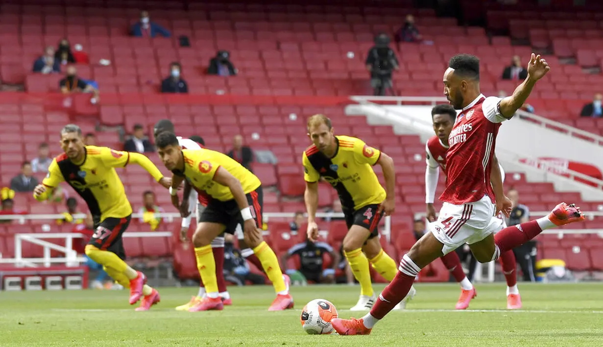 Striker Arsenal, Pierre-Emerick Aubameyang, mencetak gol lewat penalti ke gawang Watford pada laga Premier League di Stadion Emirates, Minggu (26/7/2020). Arsenal menang 3-2 atas Watford. (AP photo/ Rui Vieira, Pool)