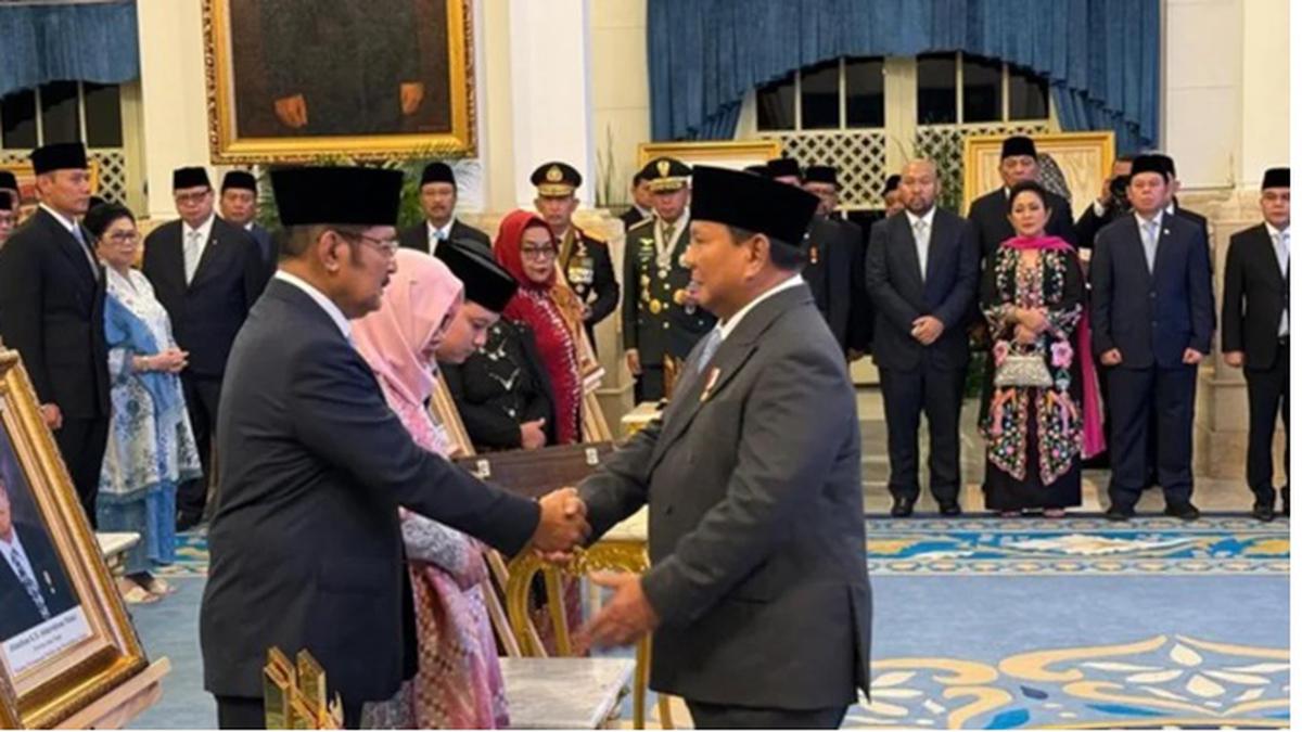 6 Potret Busana Anak Soeharto saat Terima Anugerah Gelar Pahlawan Nasional Sang Ayah