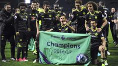 Para pemain Chelsea membentangkan spanduk bertuliskan Juara Premier League 2016-2017 usai menang atas West Bromwich di Hawthorns Stadium, West Bromwich, (12/5/2017). Chelsea menang 1-0.  (AP/Rui Vieira)