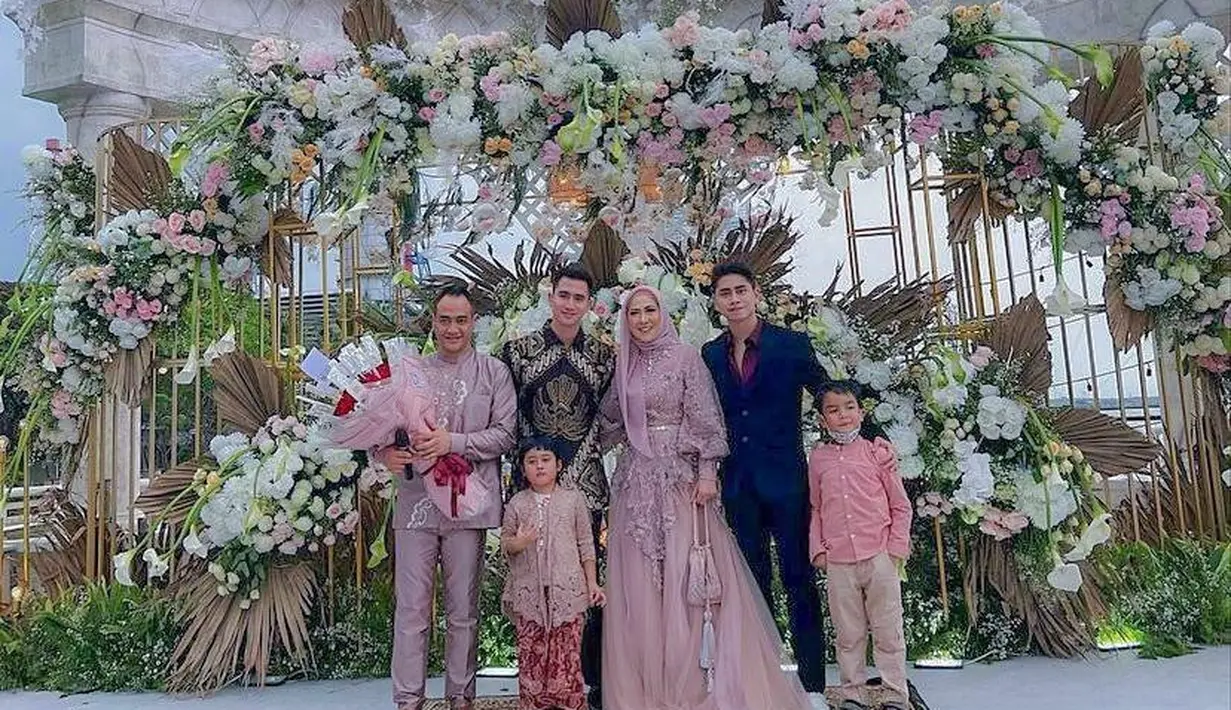 Kehadiran ketiga anaknya, Verrel, Athalla, dan Vania membuat suasana lamaran semakin terasa lengkap. (Instagram/dominiquejewellery).