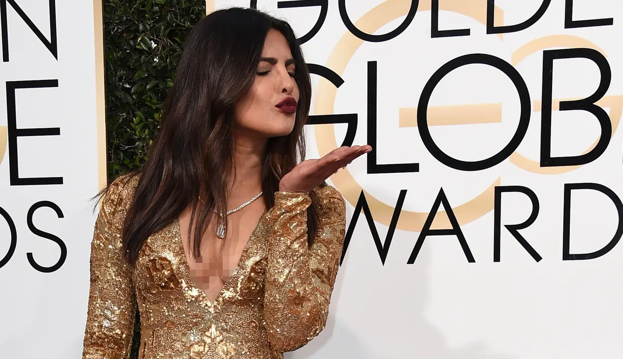 Bintang Bollywood Priyanka Chopra memeriahkan gelaran red carpet Golden Globe 2017 di California, Minggu (8/1). Priyanka tampil memukau mengenakan gaun panjang warna emas dari Ralph Lauren yang berbelahan dada rendah. (Jordan Strauss/Invision/AP)