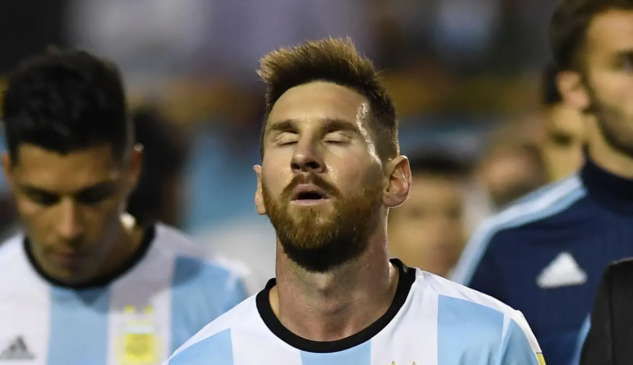 Ekspresi penyerang timnas Argentina, Lionel Messi usai bertanding melawan Peru dalam kualifikasi Piala Dunia 2018 di Buenos Aires, Argentina (5/10). Argentina gagal geser Peru dari peringkat lima klasemen. (AFP Photo/Eitan Abramovich)